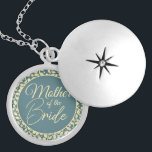 Médaillon Avec Fermoir Mère de l'Mariée avec Feuilles bleu et crème<br><div class="desc">Ce magnifique emplacement est un accessoire spécial conçu pour la Mère de la Mariée. Le casier est décoré dans un style classique bleu et crème avec un motif en feuille couleur crème à l'intérieur, ajoutant une touche d'élégance et de beauté naturelle. Le message caché à l'intérieur est une touche spéciale...</div>