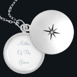 Médaillon Avec Fermoir Mère Du Groom Dusty Bleu Mariage Cadeau Faveur<br><div class="desc">Conçu avec le texte personnalisé "Mère du marié" en bleu poussiéreux populaire,  c'est un cadeau parfait,  simple et classe ou la faveur de la fête pour la mère du marié. Vous pouvez modifier le texte ou la couleur pour un événement ou un réceptif différent comme vous le souhaitez !</div>