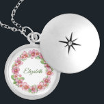 Médaillon Avec Fermoir Monogramme rose vert Floral Bridesmaid cadeau<br><div class="desc">Monogramme ce joli collier de couronne fleurie rose et verte. Un grand cadeau pour les demoiselles d'honneur,  la fête de mariage,  la soeur de la mère,  les amis.</div>