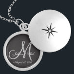 Médaillon Avec Fermoir Noir de base Mariage Fabrique Monogramme Grande va<br><div class="desc">Monogramme noir de base 3d. Découvrez cette 3d Monogram Basic Black design.Gothique noir cherchez votre soirée de mariage. Monogrammes,  texte et nom de mariée et de mariée sont faciles à changer selon vos besoins. Toutes les oeuvres et images ©nuptial.</div>