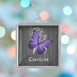 Médaillon Avec Fermoir Papillon rustique violet Personnalisé<br><div class="desc">Créez un cadeau unique pour elle avec un collier personnalisé en argent avec papillon rustique violet. Le design de collier comprend un papillon contre une vigne à feuilles blanches et un arrière - plan en bois gris foncé avec un endroit à personnaliser avec votre nom. Autres articles disponibles avec cette...</div>