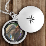 Médaillon Avec Fermoir Personnalisé Animaux de compagnie Photo Horse Eque<br><div class="desc">Votre Nom et légende personnalisés en typographie moderne minimale entourant une photo préférée de votre cheval bien-aimé. Ce collier sera un souvenir parfait pour les années à venir.</div>