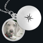 Médaillon Avec Fermoir Photo et nom du chien Weimaraner personnalisé<br><div class="desc">Photo Weimaraner et Weimaraner Dog Name personnalisées comprend une photo téléchargée de votre Weimaraner (ou de toute photo) le nom du chien ou ajouter votre propre texte - Nous aimons "nom du chien", l'anniversaire du chien ou le jour du passage. Il vous suffit de cliquer sur "personnaliser" pour ajouter votre...</div>