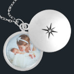 Médaillon Avec Fermoir Photo personnalisée<br><div class="desc">Ajoutez votre photo personnalisée à ce collier pour emmener vos proches partout où vous allez ! Ferait un grand cadeau pour les nouvelles mères, la fête des mères, Noël, anniversaires, grand-mères, votre meilleur ami ou toute autre personne spéciale dans votre vie. Cliquez sur le bouton "Customiser" pour ajouter votre propre...</div>