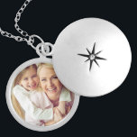 Médaillon Avec Fermoir Photo personnalisée<br><div class="desc">Ajoutez votre photo personnalisée à ce collier pour emmener vos proches partout où vous allez ! Ferait un grand cadeau pour les nouvelles mères, la fête des mères, Noël, anniversaires, grand-mères, votre meilleur ami ou toute autre personne spéciale dans votre vie. Cliquez sur le bouton "Customiser" pour ajouter votre propre...</div>