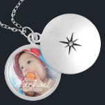 Médaillon Avec Fermoir Photo personnalisée avec nom et date<br><div class="desc">Créez votre propre cadeau photo personnalisé en ajoutant votre propre photo, de votre photo de famille bien-aimée à votre adorable photo d'animal de compagnie, pour rendre votre design unique. Décorer avec nom et date personnalisés. Parfait comme cadeau de faire-part bébé, cadeau d'anniversaire et cadeau pour toutes les occasions spéciales. Remarque...</div>