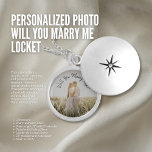 Médaillon Avec Fermoir Photo Personnalisée Serez-Vous En Train De Me Mari<br><div class="desc">Ce lieu est une façon vraiment enchanteresse de proposer et de chérir le moment pour toujours. Il est conçu pour tenir une photo spéciale de vous et de votre bien-aimé, et il sert de proposition de mariage sincère. Imaginez l'air de surprise et de joie sur le visage de votre partenaire...</div>