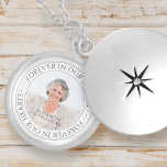 Médaillon Avec Fermoir Pour toujours dans nos coeurs Mémorial Élégante ph<br><div class="desc">L'Elégant collier de bracelet photo "L'Eternel dans nos coeurs" est un joyau magnifique et significatif conçu pour aider à garder la mémoire d'un être aimé à proximité de votre coeur. Conçu avec soin et attention aux détails, ce collier de serrure offre un moyen poignant et personnel d'honorer et de chérir...</div>