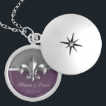 Médaillon Avec Fermoir Silver Fleur de Lis Keepsake personnalisé<br><div class="desc">Ce pendentif personnalisé de Sliver Fleur de Lis Keepsake comporte un symbole de Fleur de Lis balayé belle par imitation en métal sur un gris et un arrière - plan pourpre d'aubergine avec la pièce de personnaliser avec vos noms et votre date spéciale.</div>