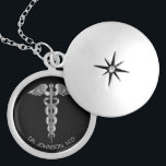 Médaillon Avec Fermoir Symbole Médicale personnalisé Caduceus - Argent<br><div class="desc">Collier Médicale Symbole Caduceus personnalisé prêt à vous personnaliser. Remarque : Toutes les zones de modèle n'ont pas besoin d'être modifiées. 📌 Si vous avez besoin d'une personnalisation plus poussée, cliquez sur le bouton "Cliquez pour Customiser plus loin" ou "Customiser ou modifier la conception" et utilisez notre outil de conception...</div>