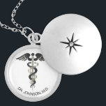 Médaillon Avec Fermoir Symbole Médicale personnalisé Caduceus Locket Neck<br><div class="desc">Collier Médicale Symbole Caduceus personnalisé prêt à vous personnaliser. Remarque : Toutes les zones de modèle n'ont pas besoin d'être modifiées. 📌 Si vous avez besoin d'une personnalisation plus poussée, cliquez sur le bouton "Cliquez pour Customiser plus loin" ou "Customiser ou modifier la conception" et utilisez notre outil de conception...</div>