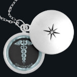 Médaillon Avec Fermoir Symbole Médicale turquoise Caduceus - Personnalisé<br><div class="desc">Infirmière personnalisée / Docteur Symbole Médicale Caduceus Collier Turquoise prêt à vous personnaliser. Remarque : Toutes les zones de modèle n'ont pas besoin d'être modifiées. 📌 Si vous avez besoin d'une personnalisation plus poussée, cliquez sur le bouton "Cliquez pour Customiser plus loin" ou "Customiser ou modifier la conception" et utilisez...</div>