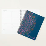 Médaillon Boho Mandala moderne en Turquoise Person<br><div class="desc">Une touche moderne sur un motif classique mandala en rose et orange sur un arrière - plan turquoise foncé,  personnalisé avec votre nom.</div>