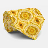 Medaillon in mosterdgeel batikpatroon stropdas (Opgerold)