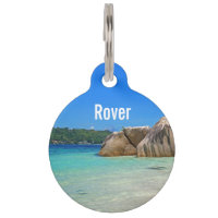 Belle mer tropicale avec une plage rocheuse