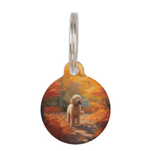 Médaillon Pour Animaux Goldendoodle dans les feuilles d'automne qui tombe