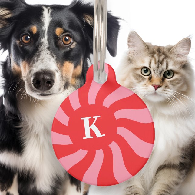Médaillon Pour Animaux Tourbillon de soleil rétro rouge clair monogramme  (Retro sunburst swirl light red pink monogram bold pet ID tag)