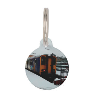 Médaillon Pour Animaux Train jaune et bleu dans la neige
