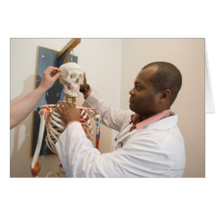 Médecins étudiants étudiant anatomie sur un squele
