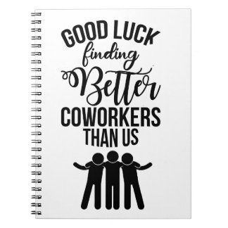 Medewerker met cadeau voor nieuwe banen notitieboek