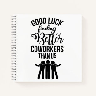 Medewerker met cadeau voor nieuwe Notitieboeken