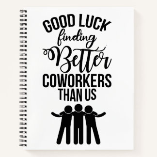 Medewerker met cadeau voor nieuwe Notitieboeken