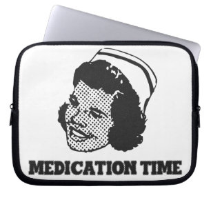Medicatie Tijd Grappige Verpleegster Parodie Humor Laptop Sleeve