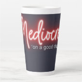Médiocre ! Tasse à latte de 17oz. (Devant)