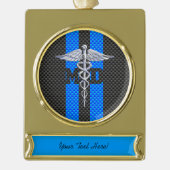 Medische arts MD Caduceus op koolstofvezeldek Verguld Banner Ornament (Voorkant)