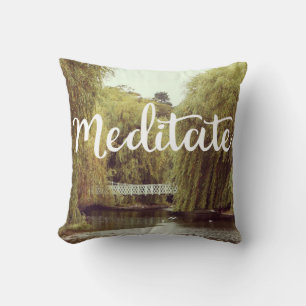 Meditateer in het park inspirerende boodschap kussen