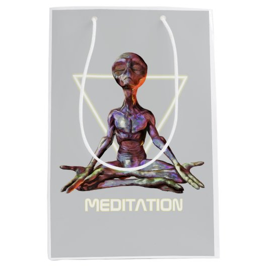 Meditatie. Alien in rustige houding Medium Cadeauzakje (Voorkant)