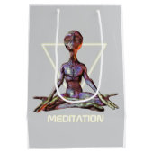 Meditatie. Alien in rustige houding Medium Cadeauzakje (Achterkant)