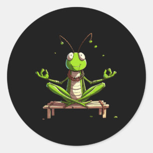 Meditatie sprinkhaan yoga houding ontspannend dier ronde sticker
