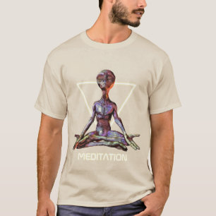 Méditation. Alien en pose tranquille T-Shirt