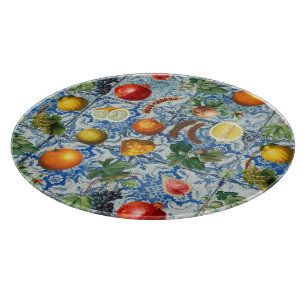 Mediterrane zomerfruit en blauwe witte mozaïek snijplank