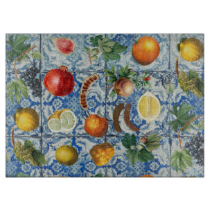 Mediterrane zomerfruit en blauwe witte mozaïek snijplank