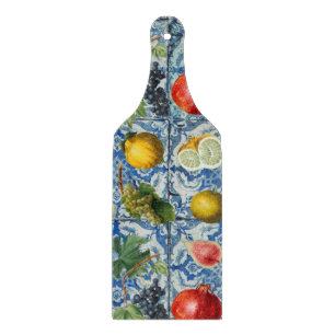 Mediterrane zomerfruit en blauwe witte mozaïek snijplank