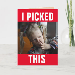 MEEISJE DAT IN ZIJN NEUS PIKT GRAPPIGE VALENTIJNSD KAART