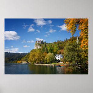 Meer Bled met bomen in herfstkleuren in Slovenië Poster