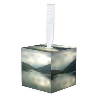 Meer in de bergen kubus ornament