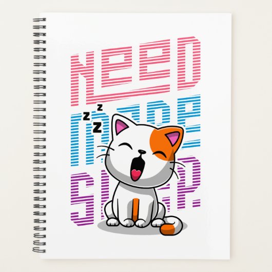 Meer slaap nodig | Grappige Cat schattige geeuwen Planner (Voorkant)