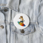 Meerkat als surfer met surfboard ronde button 7,6 cm (In situ)