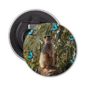 Meerkat en blauwe vlinders, button flesopener (Voorkant)
