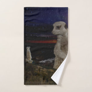 Meerkat géant à l'écoute de la petite Meerkat,