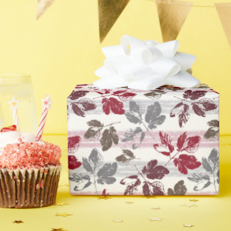 Meerkleurige bladeren op een gestreepte achtergron cadeaupapier