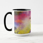 Meerkleurige mok van twee tonnen koffie. (Links)