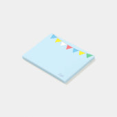 Meerkleurige vlaggen en kalligrafie op lichtblauw post-it® notes (Schuin)