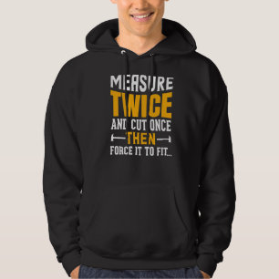 Meet tweemaal en knip vervolgens één keer af om de hoodie