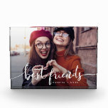 meilleur amis moderne script keeps<br><div class="desc">Blocage photo moderne et mignon avec un script de typographie écrit à la main qui dit "meilleurs amis". Customisez ce produit en ajoutant vos noms et votre photo. Grand cadeau de gardien.</div>