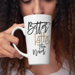Meilleur Latte Que Jamais Amusant Citation De Café<br><div class="desc">Citation humour café sur votre tasse Latte! Un jeu amusant sur les mots Better Latte Than Never dans une typographie de script élégante principalement en noir et ‘latte’ dans une couleur café ... Bien sûr !</div>